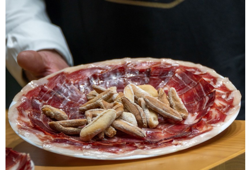 Guía Completa para Elegir el Mejor Jamón Ibérico: ¿Bellota, Cebo o Cebo de Campo?